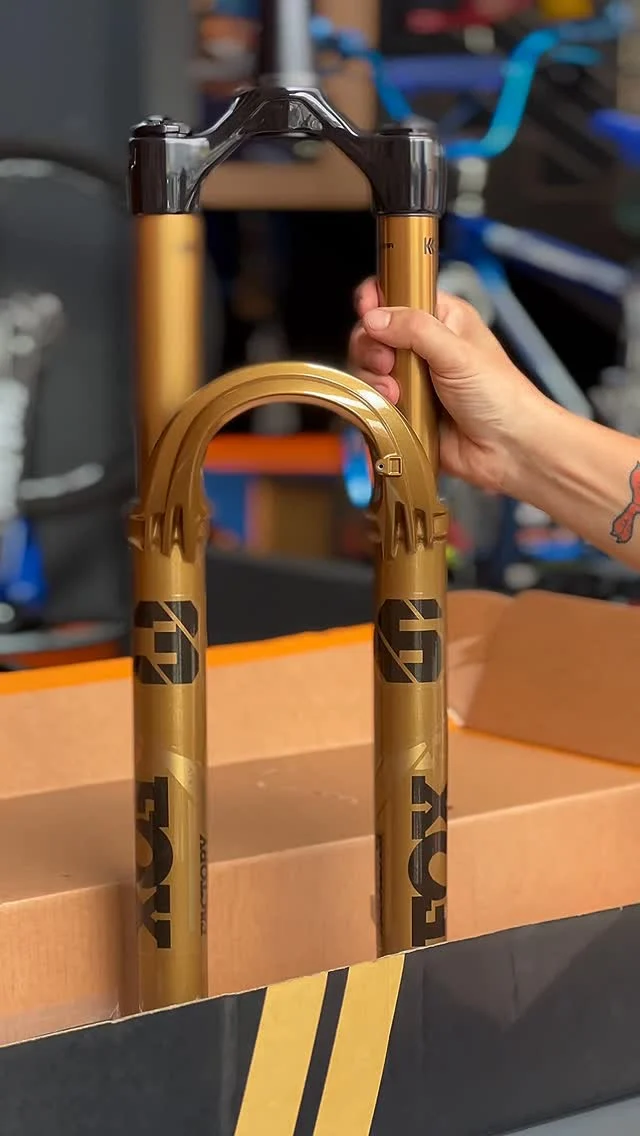 Vai ter bike com upgrade de suspa!
Gostaria de uma Fox Kashima em sua bike ??
Chama e garante. Ótimas negociações, na melhor suspensão do mercado mundial.Edição limitada, n° 1955, de 1974 unidades no mundo,
do modelo Fox 36 Podium Gold Edition.
